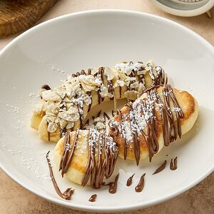 Сырники с шоколадной пастой, бананом и миндалем