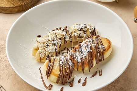 Сырники с шоколадной пастой, бананом и миндалем