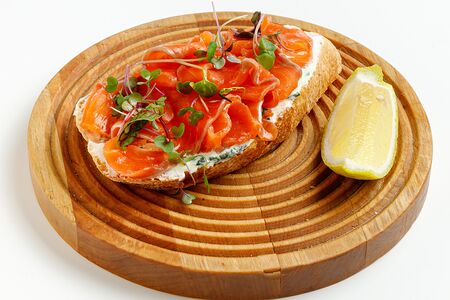 Брускетты с диким лососем