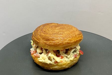 Хрустящий круассан-ролл со скремблом и беконом 