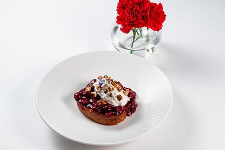 Бриошь с вишней и орехом пекан