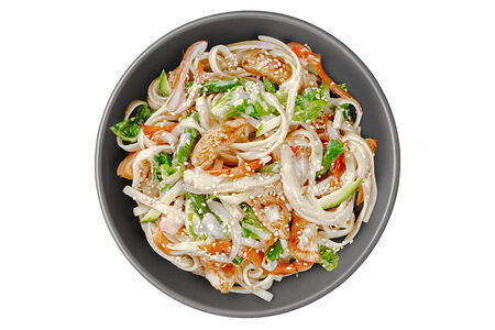 Курица в сливочном соусе с яичной лапшой