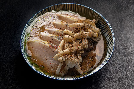 Татаки из шимааджи с трюфельным соусом