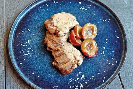 Свиная вырезка на гриле с ореховым соусом и карамельной сливой