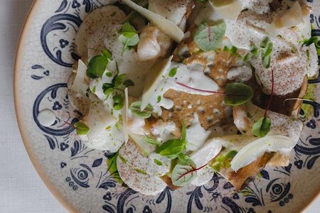 Запеченные домашние блинчики Креспелле с морепродуктами, шпинатом и сливочным соусом