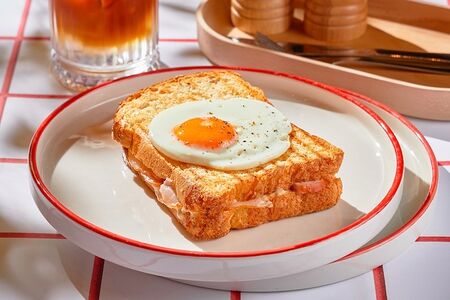 Крок-мадам на бриоши с тамбовским окороком 