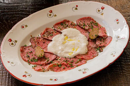 Мраморная говядина с соусом из тунца и черноморской хамсы 