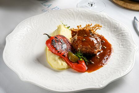 Говяжья щека с картофельным пюре и печени перцем Рамиро