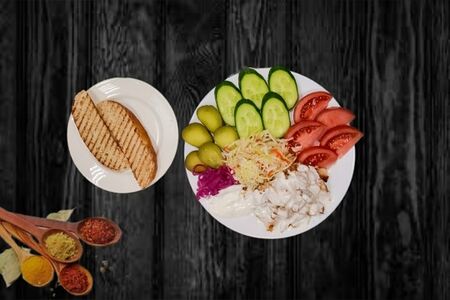 Овощная с собой шаверма на тарелке