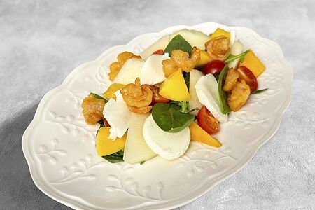 Салат с дыней, манго и креветкой