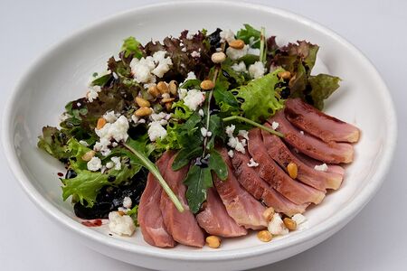 Салат с утиной грудкой, вяленой свеклой и козьим сыром