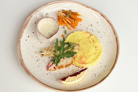 Филе сибаса с трюфельным пюре и соусом субиз