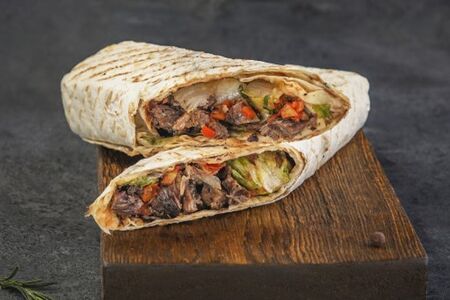 Шаурма с брискетом и овощной сальсой