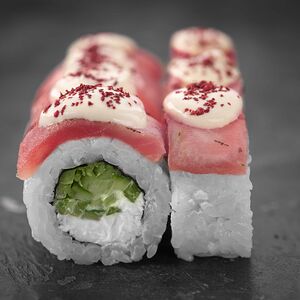 Ролл с опаленным тунцом и соусом вителло