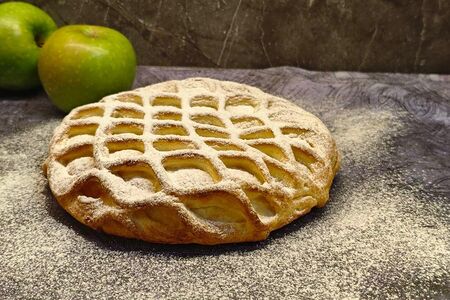 Пирог слоеный с яблоками