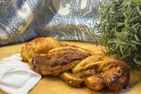 Слойка с вареной сгущенкой и грецким орехом