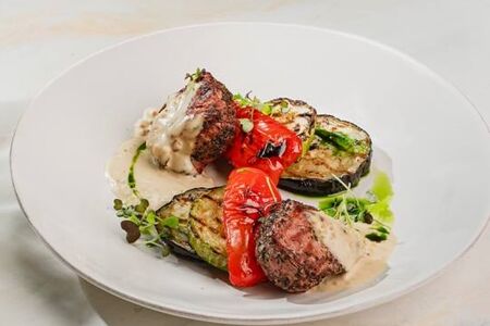 Медальоны из свинины с печеными овощами 