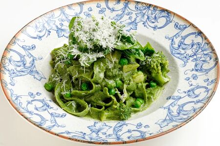 Зеленая паста с зеленым горошком, брокколи и цукини