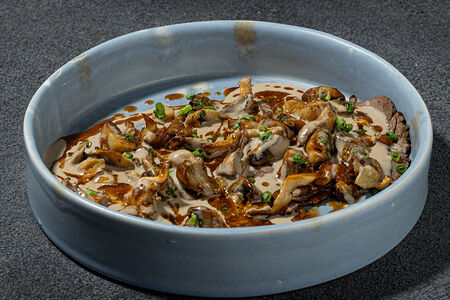 Перечная говядина с грибами, зеленым луком и мясным соусом