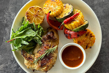 Я - Цыпленок розмарин с овощами на гриле и пряным соусом