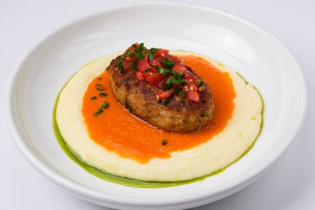 Рыбный кебаб с картофельным кремом и соусом ромеско