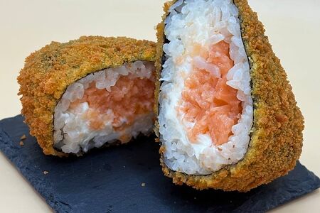 Жареные онигири с лососем и сыром