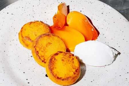 Сырники из батата и козьего творога с персиком