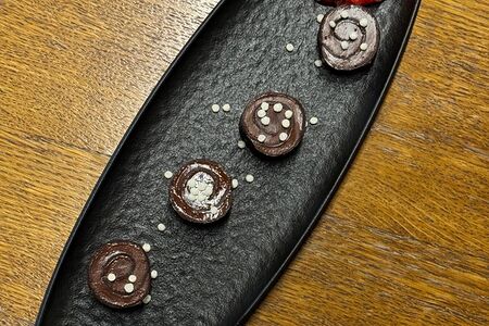 Ролл из молочного шоколада с пралине из фундука