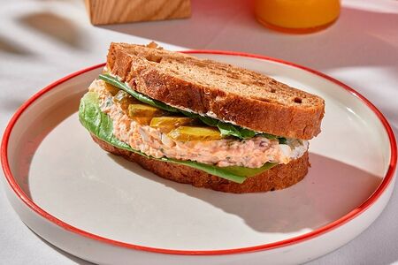 Сэндвич с копченой форелью
