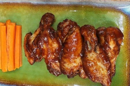 Куриные крылья с соусом клюквенный Барбекю