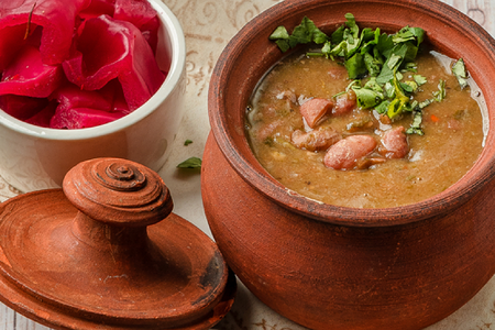 Лобио в горшочке с гурийской капустой