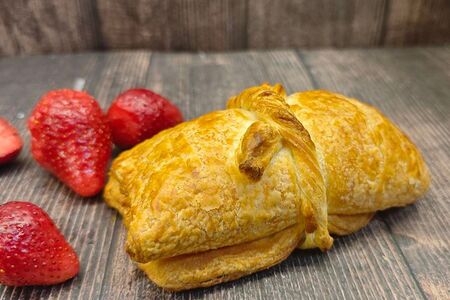 Слойка с клубникой и творожным муссом