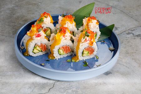 Ролл Хината с камчатским крабом и опаленным лососем под соусом манго