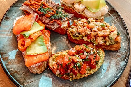 Брускетта Тартар с лососем