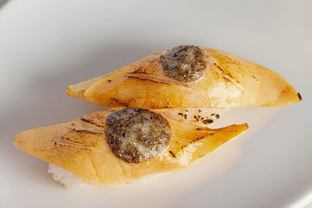 Суши в огне с масляной рыбой