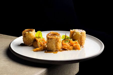 Рулет из индейки, мятый батат с медом, соус из черного перца