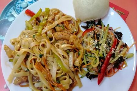 Бизнес-ланч №1 (удон с курицей, салат и паровая булочка) 