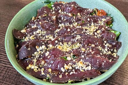Салат с пастрами из оленины