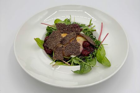 Зеленый салат, жареный сулугуни, вишня