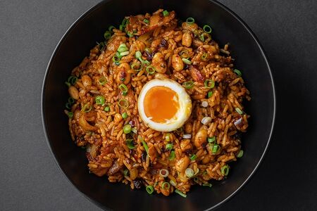 Жареный рис с беконом, бобами и яйцом 