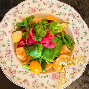 Салат с креветками и муссом из тунца