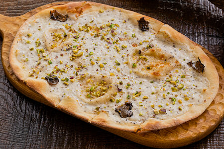 Лепёшка с трюфелем, фисташкой и страчателлой