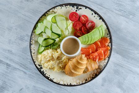 Английский завтрак с круассанами