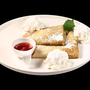 Блинчики со взбитыми сливками и клубничным джемом