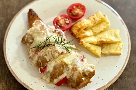 Куриное филе с моцареллой, томатом и сыром халуми