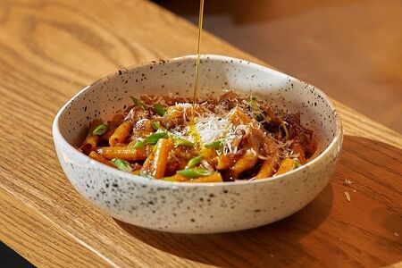 Макарончини из красной чечевицы с уткой конфи и грибами