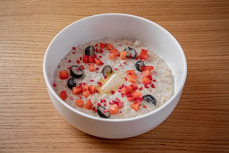 Каша овсяная с ягодами