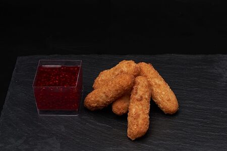 Сырные палочки с сыром моцарелла и ягодным соусом