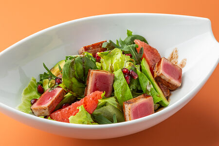 Салат с тунцом, авокадо и грейпфрутом