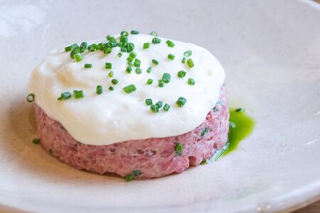 Тартар из говядины с пармезаном и чипсами из картофеля